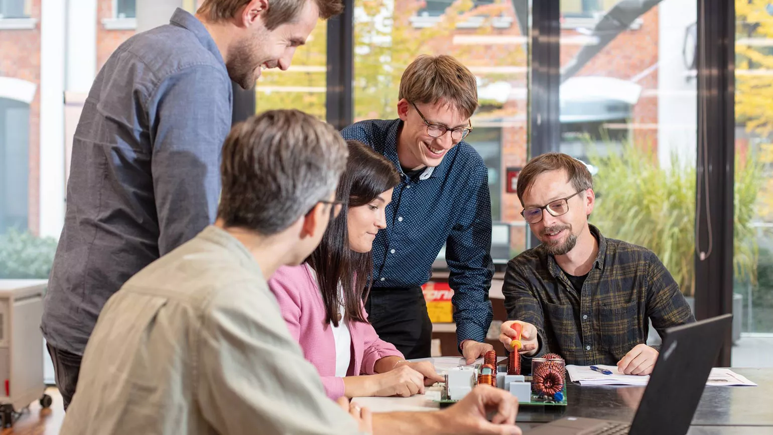 Fronius Mitarbeiter bei einem Meeting
