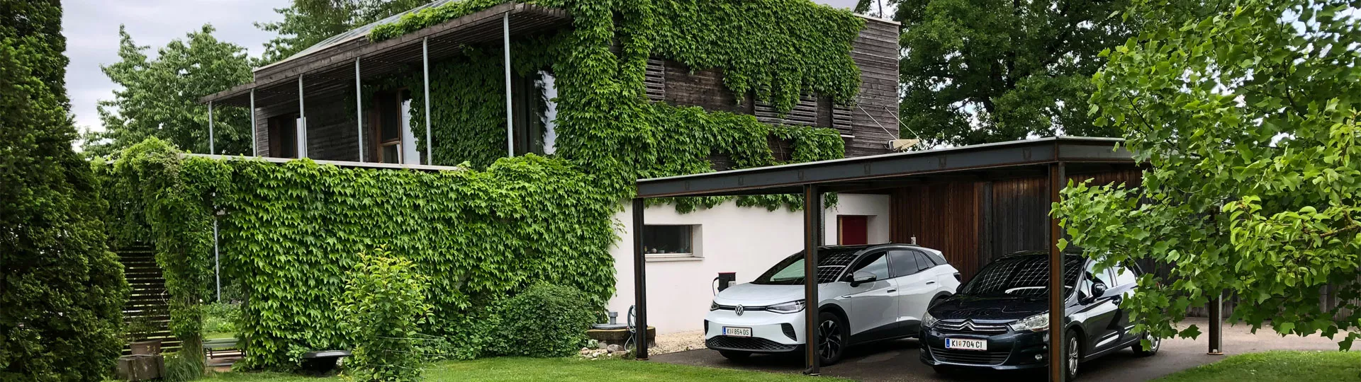 Carport mit zwei Autos darunter